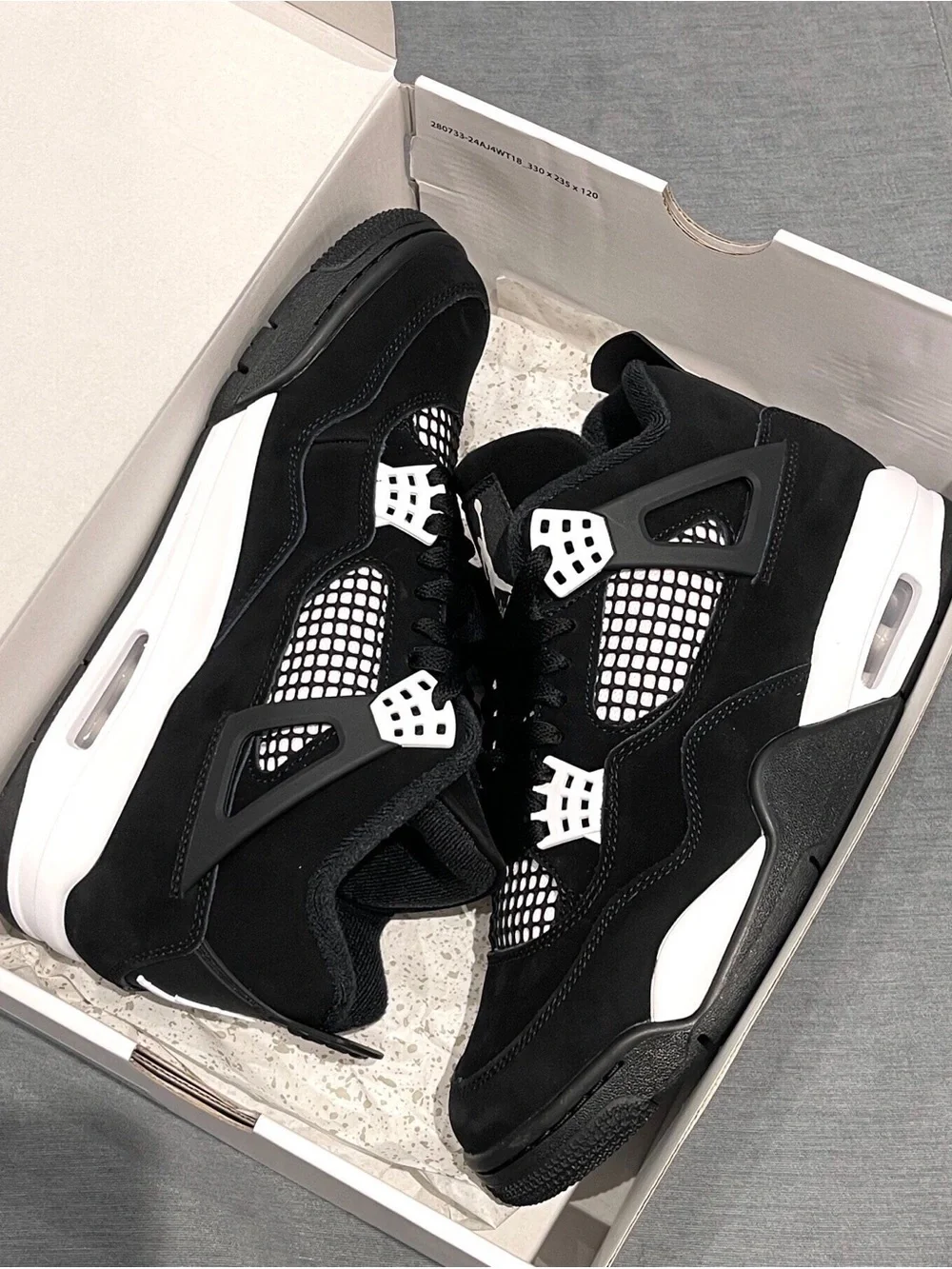 Air Jordan 4 Retro White Thunder.